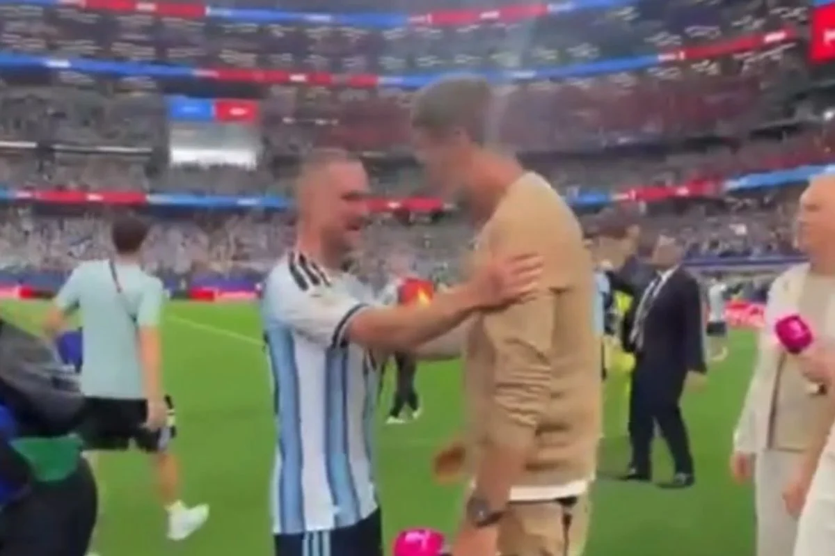 Alexis Mac Allister and Jurgen Klopp share a heartfelt moment