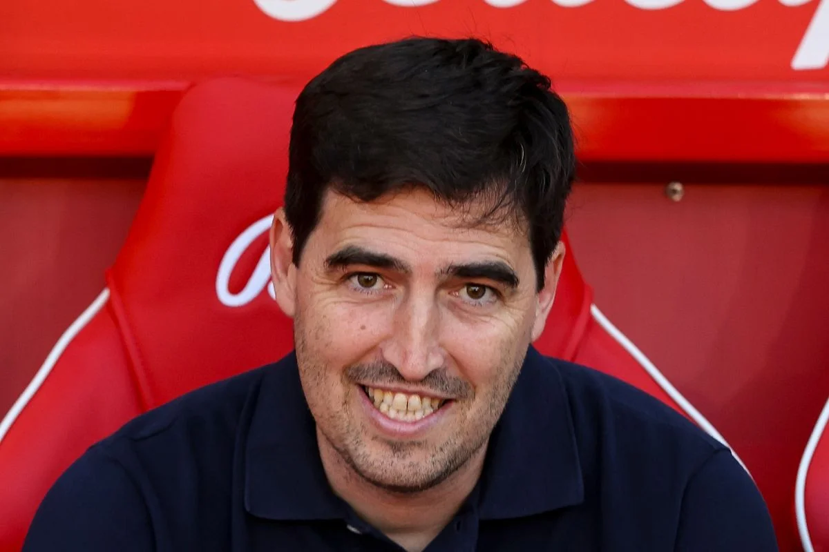Andoni Iraola in the dugout at Nottingham Forest.
