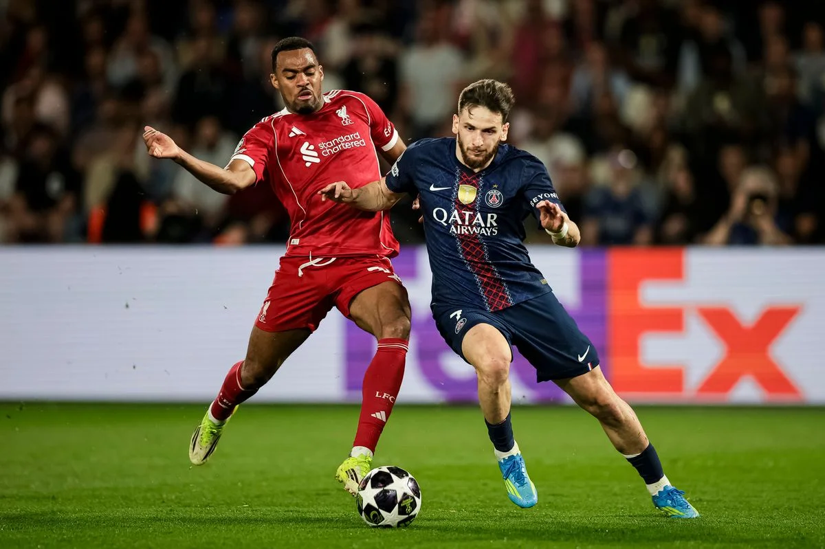 PSG's Khvicha Kvaratskhelia dribbles against Liverpool's Ryan Gravenberch