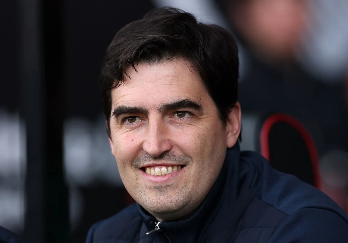 Andoni Iraola on the bench before the Premier League game between Bournemouth and Man City.