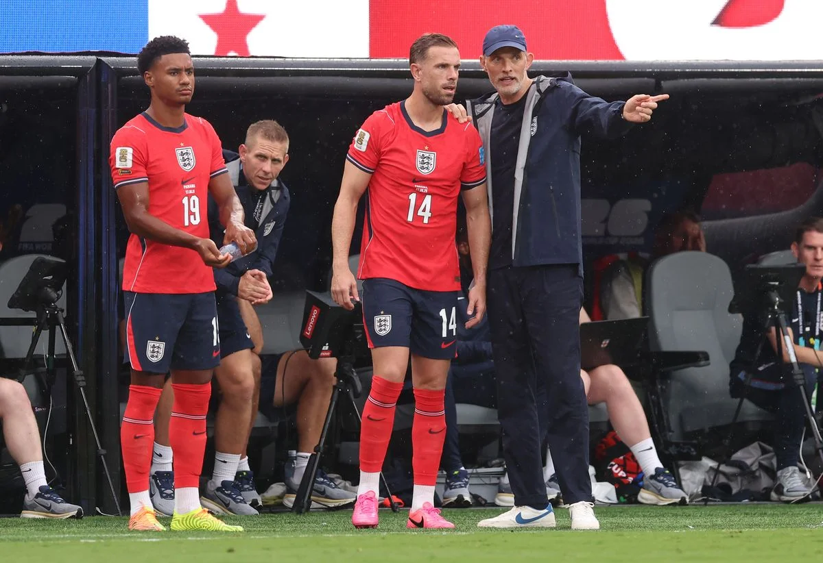 EAST RUTHERFORD, NEW JERSEY - JUNE 27: Thomas Tuchel Manager / Head Coach of England speaks with Jordan Henderson of England before he comes on as substitute during the FIFA World Cup 2026 Group L match between Panama and England at New York New Jersey Stadium on June 27, 2026 in East Rutherford, New Jersey. (Photo by Catherine Ivill - AMA/Getty Images)